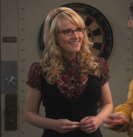 Datei:Bbt-s05e05-bernadettes-plaid-ruffle-top-500x516.jpg