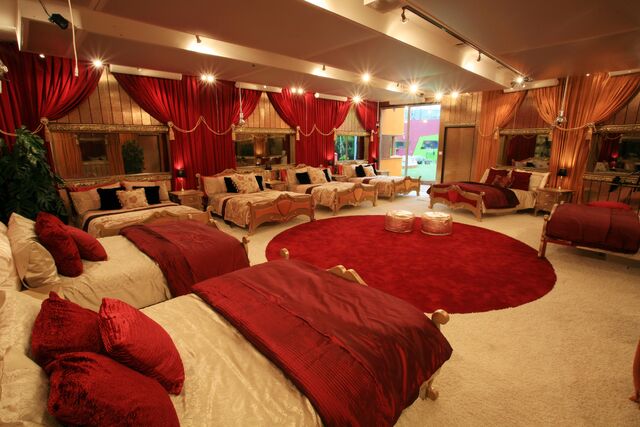 File:Luxury bedroom.jpg