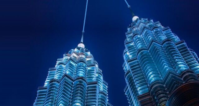 File:PetronasTwinTower lasers.jpg