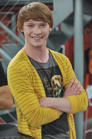 File:Dez-calum-worthy-dez-31438500-500-752.jpg