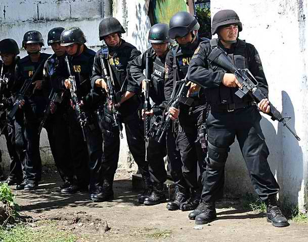 File:SWAT police team.jpg