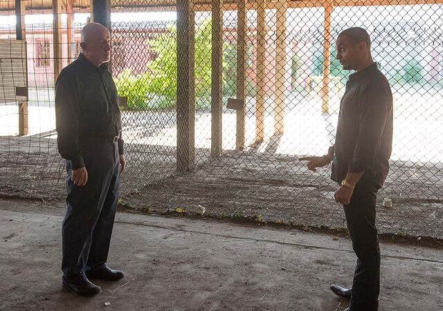 File:Better-call-saul-episode-204-mike-banks-3-935.jpg