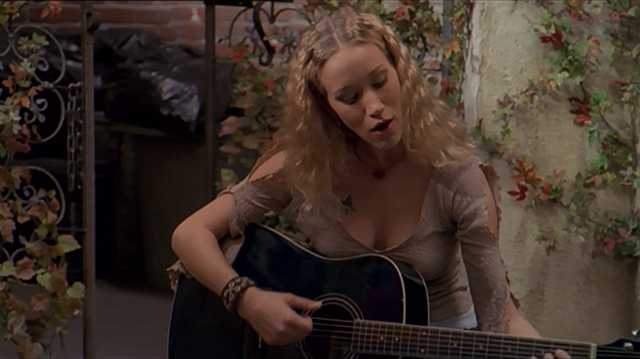 File:Kim singing.png