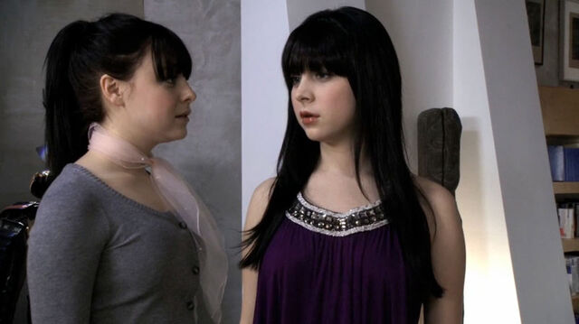 Файл:Zoe-A first appears, 1x13.jpg