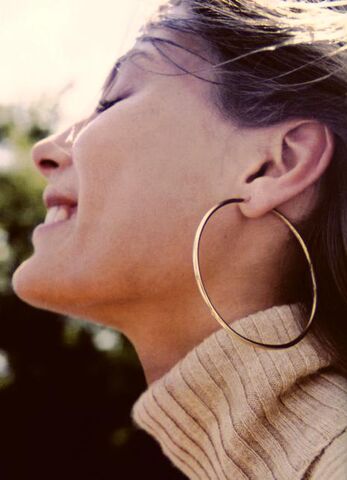 File:Woman wearing hoop earrings.jpg