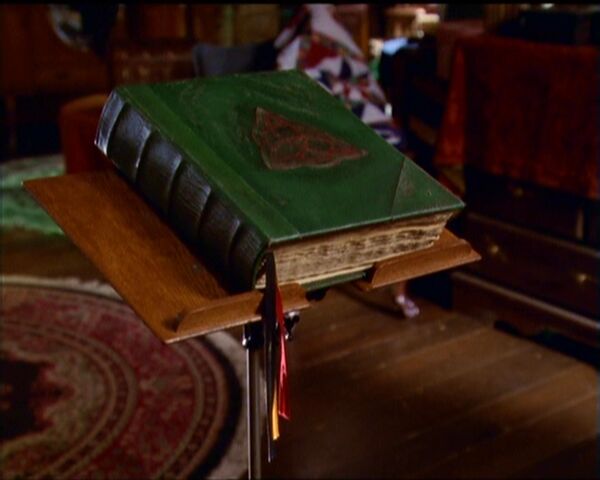 Arquivo:BookOfShadows.jpg