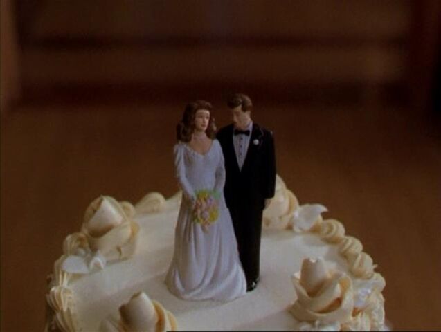 File:Piper-leo-wedding-cake.jpg