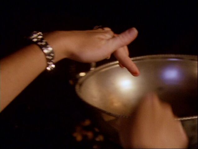 File:4x01-PiperCauldron.jpg