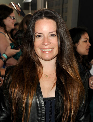 File:Holly+Marie+Combs+Long+Hairstyles+Long+Straight+V3VsXfKls9Nl.jpg