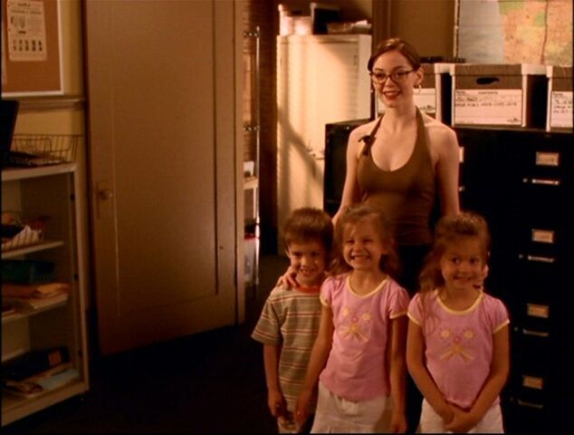 Ficheiro:PaigeWithKids.jpg