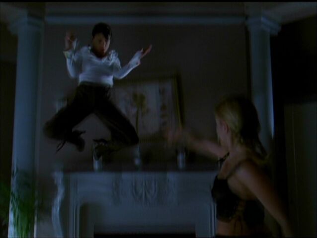Ficheiro:PhoebeLevitate1.jpg