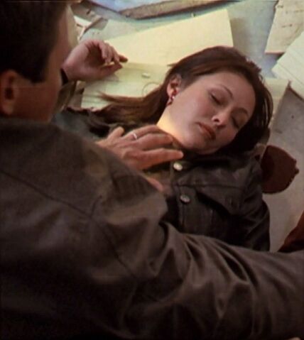 Arquivo:Leo healing Prue.jpg