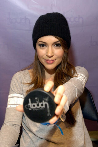 File:Alyssa-milano-nhlrockinskate sm.jpg