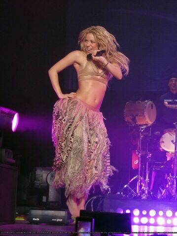 File:Big shakira live 10283.jpg