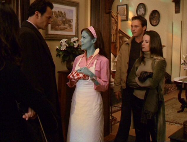 File:Phoebe begins to turn BandW.jpg