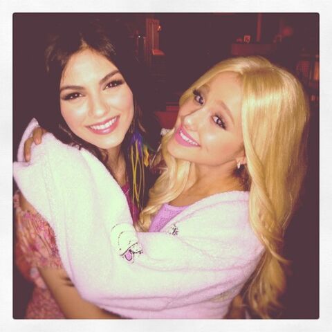 File:Vic&BlondeAriana.jpg