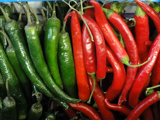 File:Chillies red and green.jpg