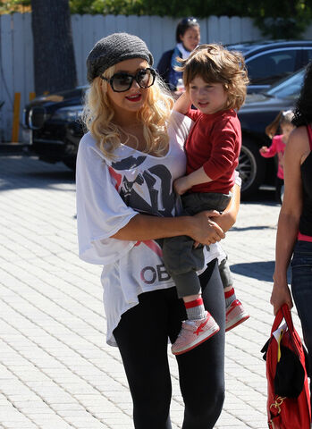 File:Christina-aguilera-on-son-max-he-wants-me-all-to-himself-500x687.jpg