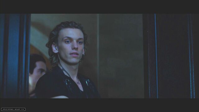 Datei:City-of-Bones-NEW-Scenes-Trailer-01.jpg