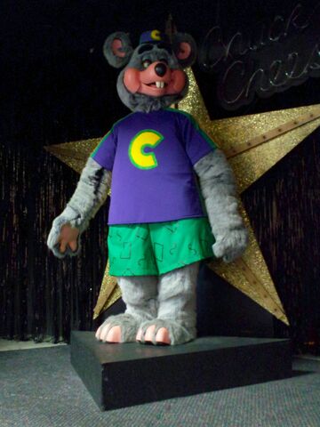 File:Chuck E. Cheese 3-stage.jpg