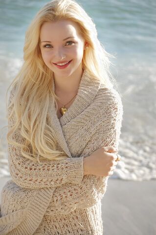 File:Dove Cameron Beach.jpg