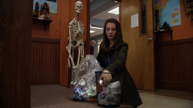 File:2x13 Annie can collecting.jpg