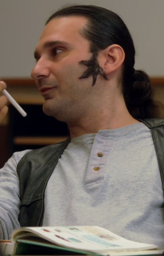 File:S01E02-Star-Burns first sighting.jpg