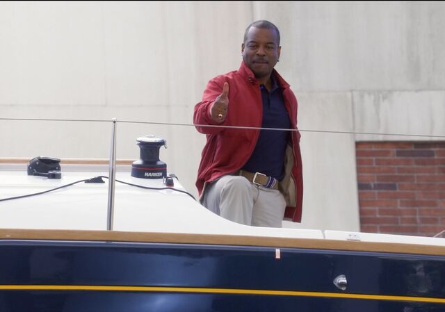 File:LeVar thumbs up.jpg