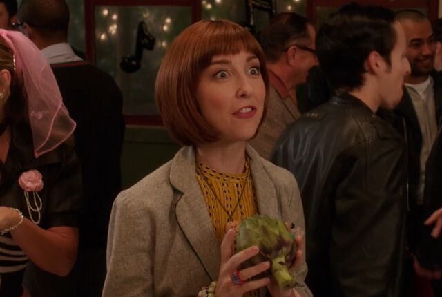 File:S04E08-Kat with artichoke.jpg
