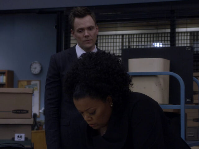 File:5x01-Jeff Shirley signs.jpg