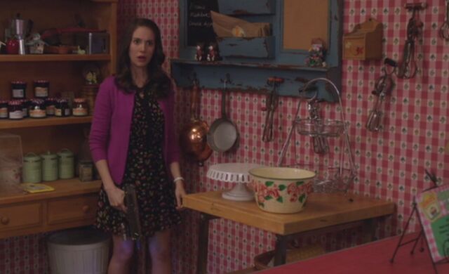 File:S04E13-Lame Annie hiding.jpg