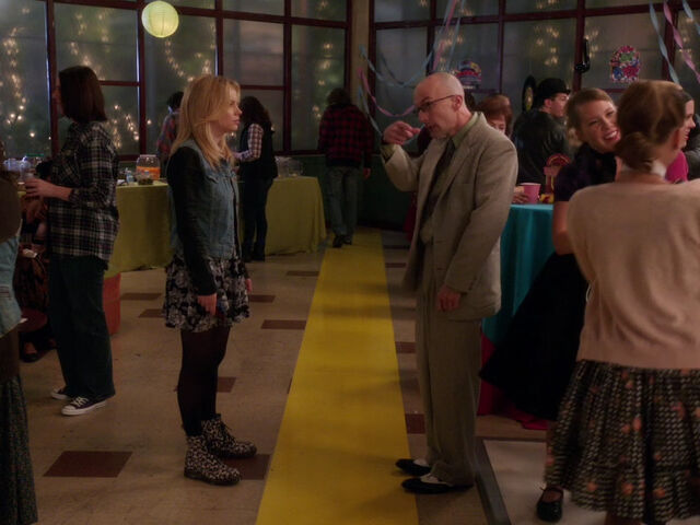 File:4x08-Britta Pelton dances.jpg
