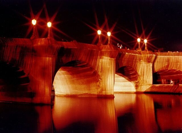 Fichier:Pont Neuf emballé par Christo (1985).jpg