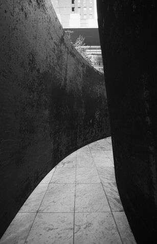 Fichier:Richard+Serra+in+the+MoMA+Garden-9623.jpg