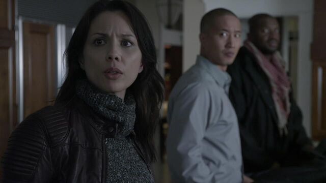 File:1x02 looks.jpg