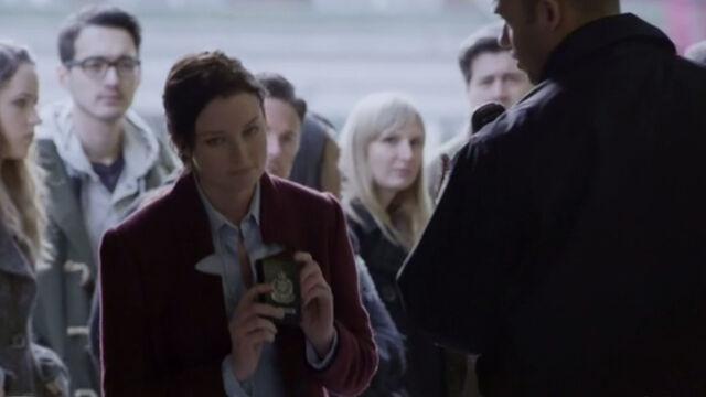 File:1x02 carlos' badge.jpg
