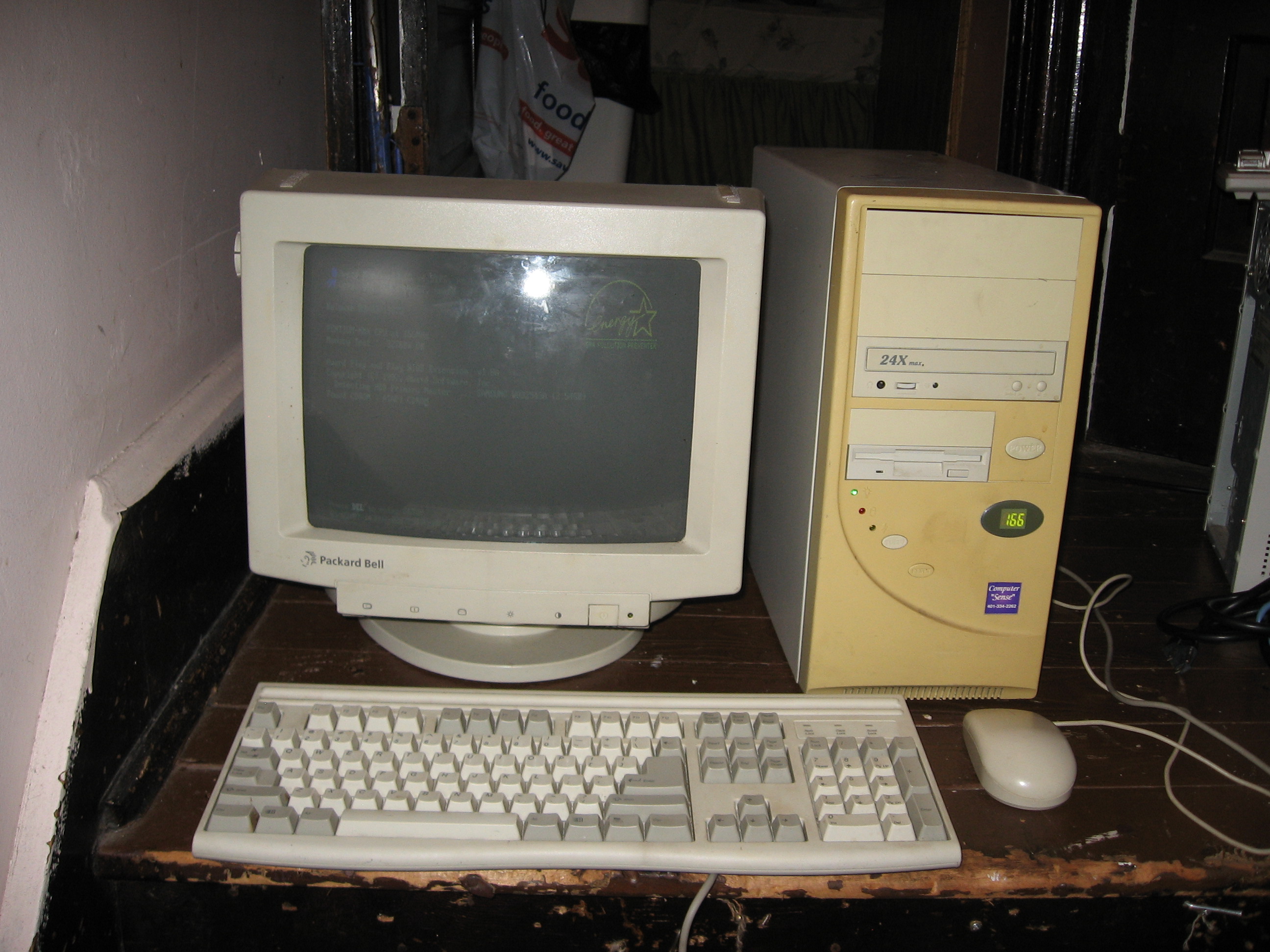 Худшие мониторы. Старый компьютер. Очень старый комп. Старый. Старый большой компьютер.