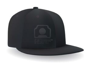 11531074-sonriente-en-una-gorra-de-beisbol-negro.jpg