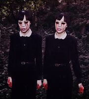 Gruselige-Halloween-Ideen-Zwillinge-Mädchen