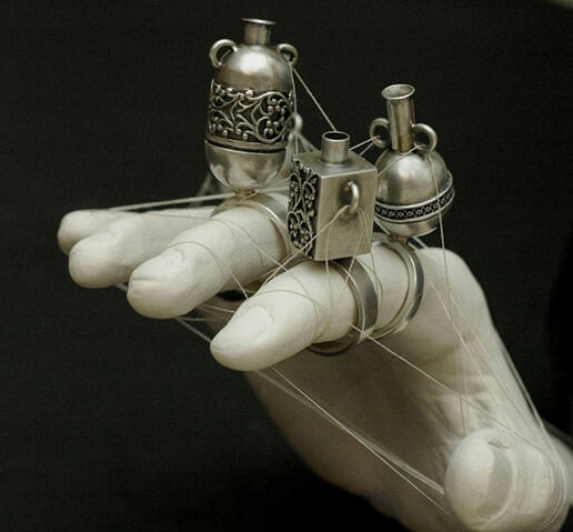 File:Creepy-tableware-ronit-baranga-8.jpg