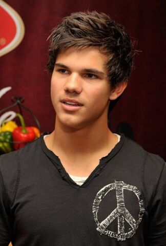 Archivo:Taylor-lautner-stuff-you-must20281291.jpg