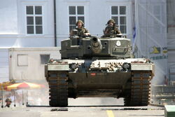 800px-Leopard2 a5 front