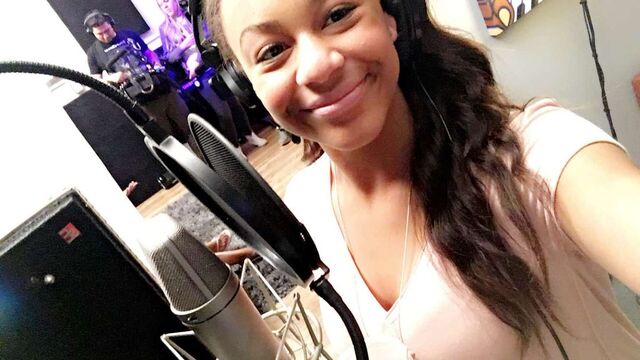 File:631 Nia in studio.jpg
