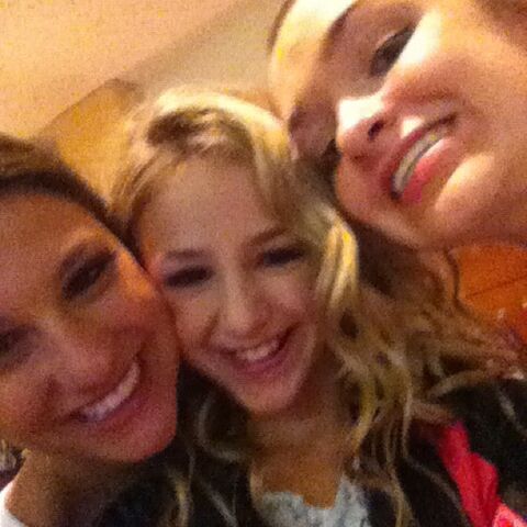 File:Nina Linhart Chloe Lukasiak.jpg