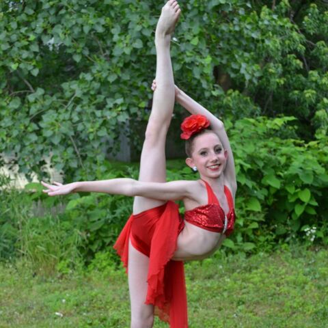 File:Chloe Smith - red and green - photo.jpg