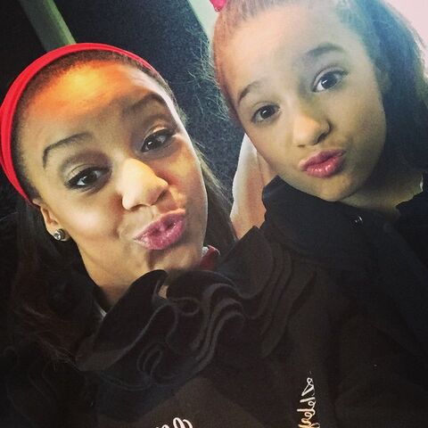 File:Nia and Mackenzie 2014-12-06.jpg
