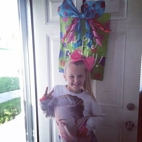 File:JoJo Siwa in Miley Cyrus shirt - around mid 2014 03.jpg
