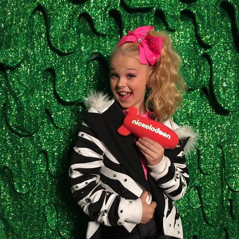 File:JoJo posing at slime wall for KCA award 2015-03-29.jpg
