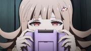 Chiaki observando su consola.jpg