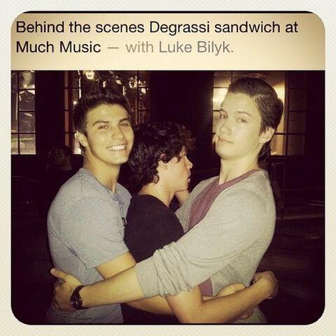 File:Lukejustinmunrohug.jpg